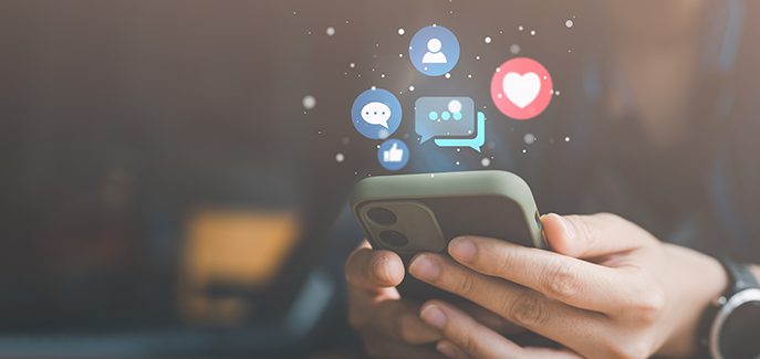 Real estate agent using a CRM and analytics dashboard to track lead results from Facebook Ads © Looker_Studio / Adobe Stock